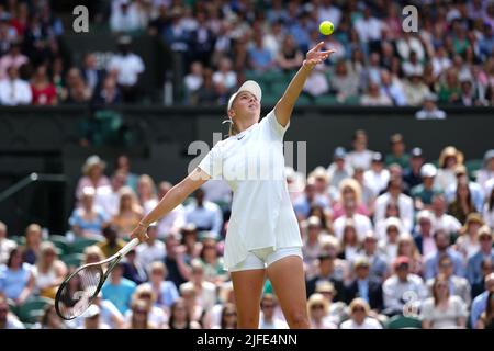 Amanda Anisimova servant contre Coco Gauff pendant le sixième jour des Championnats de Wimbledon 2022 au All England Lawn tennis and Croquet Club, Wimbledon. Date de la photo: Samedi 2 juillet 2022. Banque D'Images