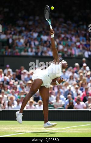 Coco Gauff servant contre Amanda Anisimova pendant le sixième jour des Championnats de Wimbledon 2022 au All England Lawn tennis and Croquet Club, Wimbledon. Date de la photo: Samedi 2 juillet 2022. Banque D'Images