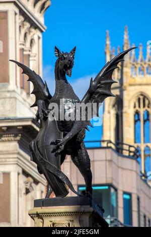 La sculpture du Temple Bar Dragon sur Fleet Street à Londres, Royaume-Uni. Le dragon est le marqueur de limite où la ville de Westminster rencontre la ville de Londres. Banque D'Images