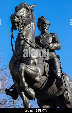 Statue équestre du roi Edward VII, située dans le centre commercial Pall Mall, dans le centre de Londres, au Royaume-Uni. Banque D'Images