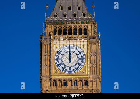 La superbe tour Elizabeth, récemment rénovée, des chambres du Parlement à Westminster, Londres, Royaume-Uni. Banque D'Images