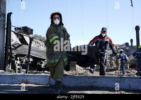 KREMENCHUK, UKRAINE - 28 JUIN 2022 - les sauveteurs ont dégagé les décombres après que deux missiles russes ont frappé le centre commercial Amstor avec environ 1 000 civils à l'intérieur Banque D'Images