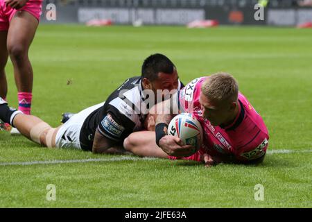 Hull, Royaume-Uni. 02nd juillet 2022. The MKM Stadium, West Park, Hull, East Yorkshire, 2nd juillet 2022. Betfred Super League Hull FC vs Leeds Rhinos Mikolaj Oledzki de Leeds Rhinos marque la tentative de 1st contre Hull FC sur son aspect carrière 100th. Crédit : Touchlinepics/Alamy Live News Banque D'Images