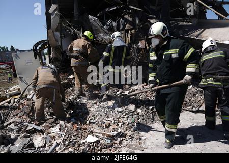 KREMENCHUK, UKRAINE - 28 JUIN 2022 - les sauveteurs ont dégagé les décombres après que deux missiles russes ont frappé le centre commercial Amstor avec environ 1 000 civils à l'intérieur Banque D'Images