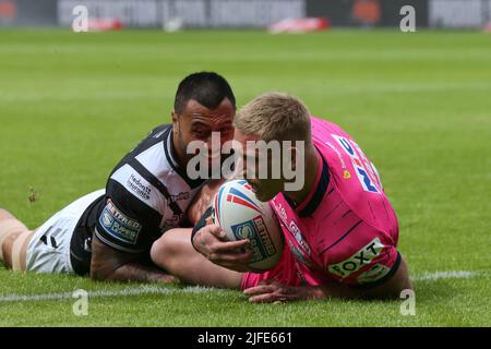 Hull, Royaume-Uni. 02nd juillet 2022. The MKM Stadium, West Park, Hull, East Yorkshire, 2nd juillet 2022. Betfred Super League Hull FC vs Leeds Rhinos Mikolaj Oledzki de Leeds Rhinos marque la tentative de 1st contre Hull FC sur son aspect carrière 100th. Crédit : Touchlinepics/Alamy Live News Banque D'Images