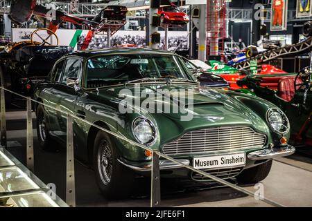 SINSHEIM, ALLEMAGNE - MAI 2022: Green Aston Martin DB 6 Vantage 1965 324ps. Banque D'Images