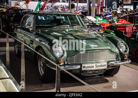 SINSHEIM, ALLEMAGNE - MAI 2022: Green Aston Martin DB 6 Vantage 1965 324ps. Banque D'Images