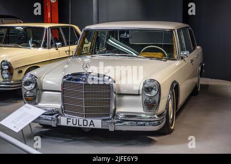 SINSHEIM, ALLEMAGNE - MAI 2022 : Mercedes Benz blanche 600 1964 250ps. Banque D'Images