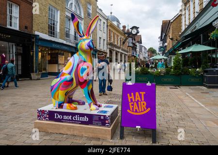 Hares of Hampshire Art Trail dans le centre-ville de Winchester pendant l'été 2022, Angleterre, Royaume-Uni. Sculpture de lièvre coloré sur High Street pendant la foire aux chapeaux. Banque D'Images