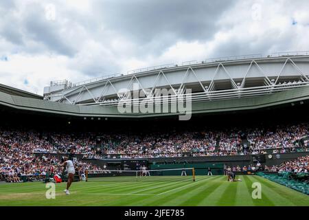 Londres, Royaume-Uni. 02nd juillet 2022. 2nd juillet 2022, All England Lawn tennis and Croquet Club, Londres, Angleterre; tournoi de tennis de Wimbledon; Coco Guff sert à Amanda Anisimova dans les singles pour femmes Credit: Action plus Sports Images/Alay Live News Banque D'Images