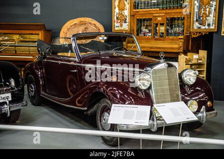 SINSHEIM, ALLEMAGNE - MAI 2022 : marron Mercedes Benz 170 S A cabriolet 1951 52ps Banque D'Images