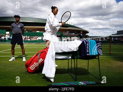 Qinwen Zheng en avance sur son match contre Elena Rybakina lors du sixième jour des Championnats de Wimbledon 2022 au All England Lawn tennis and Croquet Club, Wimbledon. Date de la photo: Samedi 2 juillet 2022. Banque D'Images