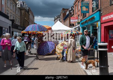 Marché de rue coloré à Winchester High Street, Hampshire, Angleterre, Royaume-Uni Banque D'Images