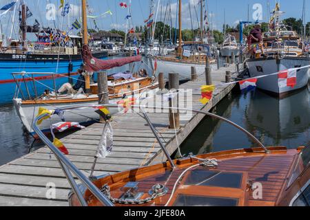 Le week-end du festival de bateau classique coloré à Birdham Pool Marina, Birdham près de Chichester dans West Sussex Banque D'Images