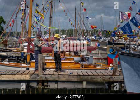 Le week-end du festival de bateau classique coloré à Birdham Pool Marina, Birdham près de Chichester dans West Sussex Banque D'Images