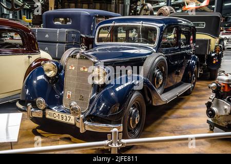 SINSHEIM, ALLEMAGNE - MAI 2022 : Mercedes-Benz bleu foncé 260 D 1936 45ps Banque D'Images