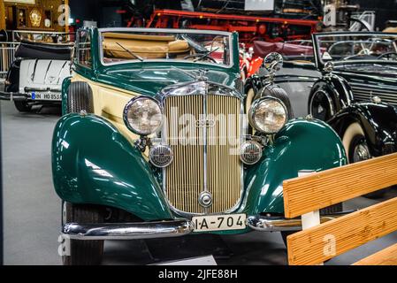 SINSHEIM, ALLEMAGNE - MAI 2022: Beige Green Horch 830 BL cabrio 1939 92ps Banque D'Images