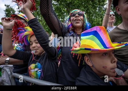 Londres, Royaume-Uni. 2nd juillet 2022. Pride 2022 - défilé de la fierté de Londres. Des milliers de personnes devraient assister à la marche annuelle de la célébration LGBT+ à travers la ville commémorant 50 ans depuis la première Pride a eu lieu au Royaume-Uni. Credit: Guy Corbishley/Alamy Live News