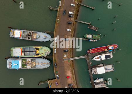 Vue aérienne des bateaux de pêche et des coupeurs de moules dans le port de Yerseke le long de l'Oosterschelde (Escaut oriental), Zélande, pays-Bas Banque D'Images