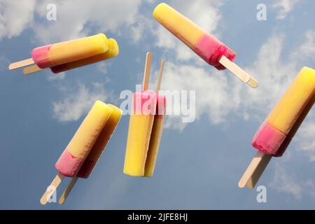 Fusion de la glace aux fruits sur fond bleu ciel. Reflet du ciel sur le miroir. Concept d'été. Banque D'Images