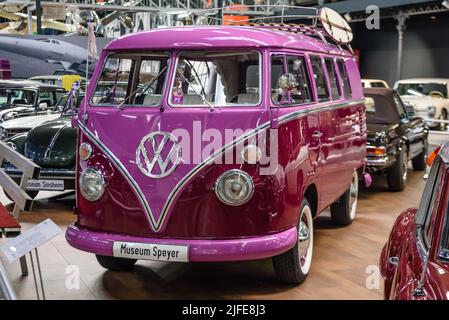 SINSHEIM, ALLEMAGNE - MAI 2022: Violet rose Volskwagen VW bus T1 1866 48PS Banque D'Images