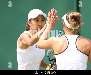 Londres, Royaume-Uni. 2nd juillet 2022. Zhang Shuai (L) de la Chine/Elise Mertens de Belgique fêtent lors du match des femmes doubles 2nd contre Viktorija Golubic de Suisse/Camila Osorio de Colombie au championnat de tennis de Wimbledon à Londres, Royaume-Uni, 2 juillet 2022. Crédit : Li Ying/Xinhua/Alay Live News Banque D'Images