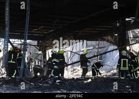 Kremenchuk, Ukraine - 28 juin 2022 - les sauveteurs ont dégagé les décombres après que deux missiles russes ont frappé le centre commercial d'Amstor avec environ 1 000 civils à l'intérieur lundi, 27 juin, Kremenchuk, région de Poltava, centre de l'Ukraine. Cette photo ne peut pas être distribuée en Fédération de Russie. Photo par Anna Opareniuk/Ukrinform/ABACAPRESS.COM crédit: Abaca Press/Alay Live News Banque D'Images