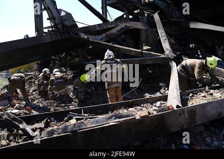 Kremenchuk, Ukraine - 28 juin 2022 - les sauveteurs ont dégagé les décombres après que deux missiles russes ont frappé le centre commercial d'Amstor avec environ 1 000 civils à l'intérieur lundi, 27 juin, Kremenchuk, région de Poltava, centre de l'Ukraine. Cette photo ne peut pas être distribuée en Fédération de Russie. Photo par Anna Opareniuk/Ukrinform/ABACAPRESS.COM crédit: Abaca Press/Alay Live News Banque D'Images