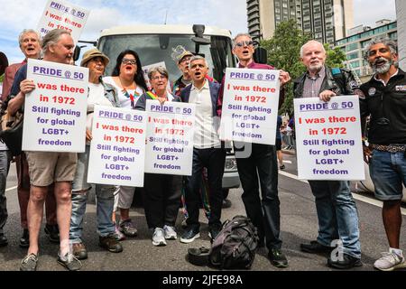 Londres, Royaume-Uni. 02nd juillet 2022. Maire de Londres, Sadiq Khan, avec les membres fondateurs de Pride à Londres au début de la parade. Les participants et les spectateurs s'amusent le long de la route de la parade de la fierté à Londres 2022. Cette année, la parade progresse de Hype Park le long de Piccadilly jusqu'à Whitehall. Le mouvement Pride et la communauté LGBT commémore 50 ans depuis la première Pride au Royaume-Uni. Credit: Imagetraceur/Alamy Live News Banque D'Images