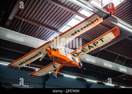 SINSHEIM, ALLEMAGNE - MAI 2022: Blanc orange Himmelslaus avion expérimental à double ailes. Banque D'Images