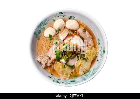 Soupe traditionnelle de nouilles aux œufs avec boule de poisson, porc barbecue rouge, Wontons, porc haché saupoudrer d'oignon de printemps dans un bol blanc isolé sur le dos blanc Banque D'Images