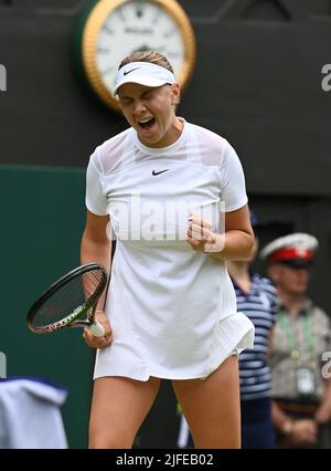 Londres, GBR. 02nd juillet 2022. London Wimbledon Championships Day 6 02/07/2022 Amanda Anisiomova (Etats-Unis) remporte le troisième match en battant Coco Gauff crédit: Roger Parker/Alay Live News Banque D'Images