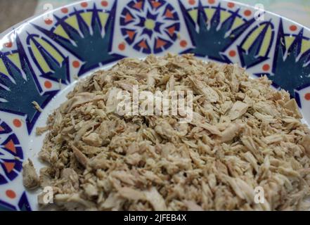 thon sain prêt à être mélangé avec des légumes et de la sauce Banque D'Images