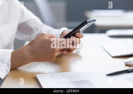 Photo en gros plan des mains des femmes au téléphone, femme d'affaires au travail. Banque D'Images