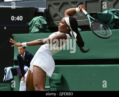 Londres, GBR. 02nd juillet 2022. London Wimbledon Championships Day 6 02/07/2022 Coco Gauff (Etats-Unis) sur le solde car elle perd le troisième tour de match Credit: Roger Parker/Alay Live News Banque D'Images