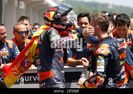 Hohenstein Ernstthal, Allemagne. 19 juin 2022. Moto2 course pendant le Grand Prix de Liqui Moly Motorrad Deutschland au circuit de Sachsenring, Hohenstein-Ernstthal, Allemagne. Photo : n° 37 Augusto Fernandez (SPA) et n° 51 Pedro Acosta (SPA) de Red Bull KTM Ajo dans le parc ferme Banque D'Images