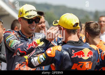 Hohenstein Ernstthal, Allemagne. 19 juin 2022. Moto2 course pendant le Grand Prix de Liqui Moly Motorrad Deutschland au circuit de Sachsenring, Hohenstein-Ernstthal, Allemagne. Photo : n° 37 Augusto Fernandez (SPA) et n° 51 Pedro Acosta (SPA) de Red Bull KTM Ajo dans le parc ferme Banque D'Images