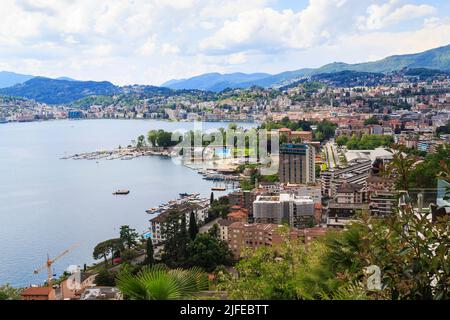 LUGANO, SUISSE - 12 MAI 2018 : il s'agit d'une vue aérienne de la bande côtière de la ville. Banque D'Images