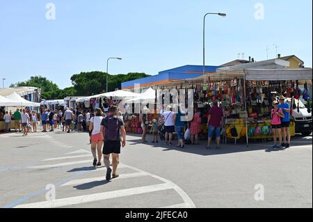 Caorle, Italie. 18 juin 2022. Marché hebdomadaire à Caorle Banque D'Images