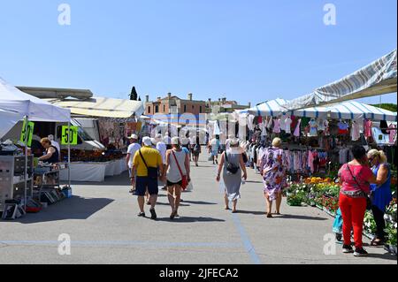 Caorle, Italie. 18 juin 2022. Marché hebdomadaire à Caorle Banque D'Images