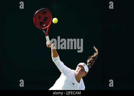 Elena Rybakina servant contre Qinwen Zheng pendant le sixième jour des Championnats de Wimbledon 2022 au All England Lawn tennis and Croquet Club, Wimbledon. Date de la photo: Samedi 2 juillet 2022. Banque D'Images