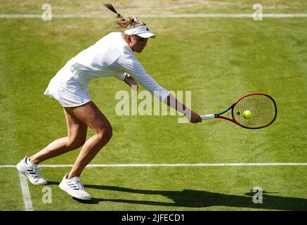 Elena Rybakina servant contre Qinwen Zheng pendant le sixième jour des Championnats de Wimbledon 2022 au All England Lawn tennis and Croquet Club, Wimbledon. Date de la photo: Samedi 2 juillet 2022. Banque D'Images