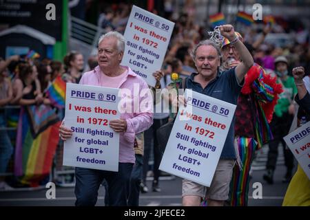 Londres, Royaume-Uni. 2nd juillet 2022. Pride 2022 - défilé de la fierté de Londres. Des milliers de personnes devraient assister à la marche annuelle de la célébration LGBT+ à travers la ville commémorant 50 ans depuis la première Pride a eu lieu au Royaume-Uni. Credit: Guy Corbishley/Alamy Live News