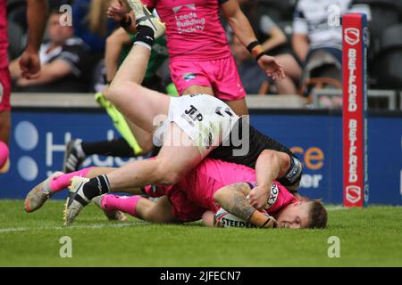 Hull, Royaume-Uni. 02nd juillet 2022. The MKM Stadium, West Park, Hull, East Yorkshire, 2nd juillet 2022. Betfred Super League Hull FC vs Leeds Rhinos Liam Sutcliffe de Leeds Rhinos marque la tentative contre Hull FC. Crédit : Touchlinepics/Alamy Live News Banque D'Images