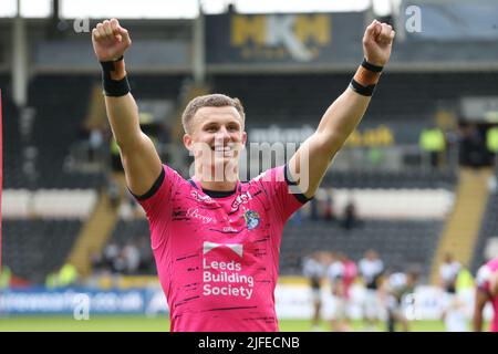 Hull, Royaume-Uni. 02nd juillet 2022. The MKM Stadium, West Park, Hull, East Yorkshire, 2nd juillet 2022. Betfred Super League Hull FC vs Leeds Rhinos Ash Handley de Leeds Rhinos fête la victoire sur Hull FC à temps plein. Crédit : Touchlinepics/Alamy Live News Banque D'Images