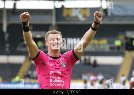 Hull, Royaume-Uni. 02nd juillet 2022. The MKM Stadium, West Park, Hull, East Yorkshire, 2nd juillet 2022. Betfred Super League Hull FC vs Leeds Rhinos Ash Handley de Leeds Rhinos fête la victoire sur Hull FC à temps plein. Crédit : Touchlinepics/Alamy Live News Banque D'Images