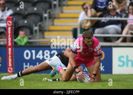 Hull, Royaume-Uni. 02nd juillet 2022. The MKM Stadium, West Park, Hull, East Yorkshire, 2nd juillet 2022. Betfred Super League Hull FC vs Leeds Rhinos Ash Handley de Leeds Rhinos marque un essai contre Hull FC. Crédit : Touchlinepics/Alamy Live News Banque D'Images