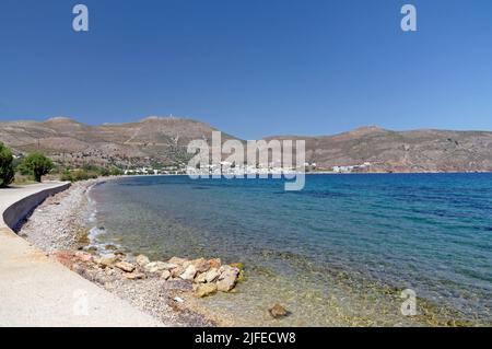 Scène de plage, village de Livadia, île de Tilos, Dodcanese, Grèce Banque D'Images