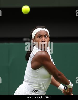 Londres, Royaume-Uni. 02nd juillet 2022. Coco Gauff américaine en action lors de son troisième match contre l'Amanda Ansimova américaine le sixième jour des championnats de Wimbledon 2022 à Londres, samedi, 02 juillet 2022. Photo de Hugo Philpott/UPI crédit: UPI/Alay Live News Banque D'Images