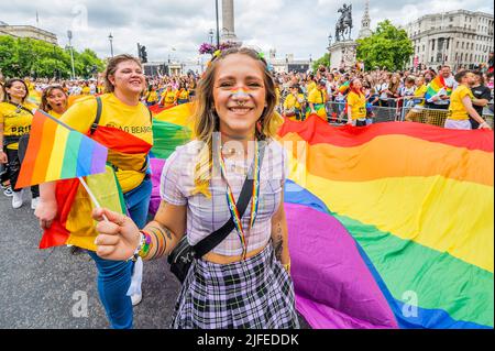 Londres, Royaume-Uni. 2nd juillet 2022. Le drapeau géant passe par Trafalgar Square - Pride à Londres à l'occasion du cinquantième anniversaire de la première Marche de la fierté. Crédit : Guy Bell/Alay Live News Banque D'Images